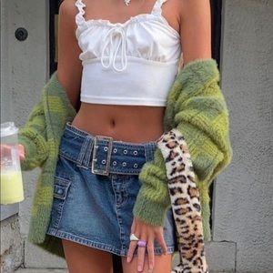 Chic mini denim skirt. Hips 35.4in, waist 25.2in, total length 13in.